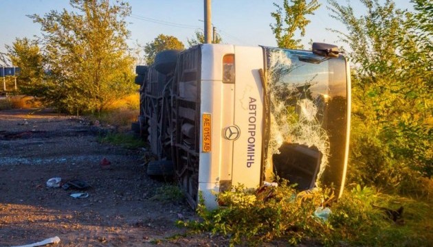 Страшна аварія на Дніпропетровщині: 2 людей загинули, 13 постраждали