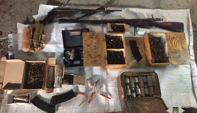 В Никополе мужчина превратил гаражи в склады оружия В Никополе мужчина превратил гаражи в склады оружия