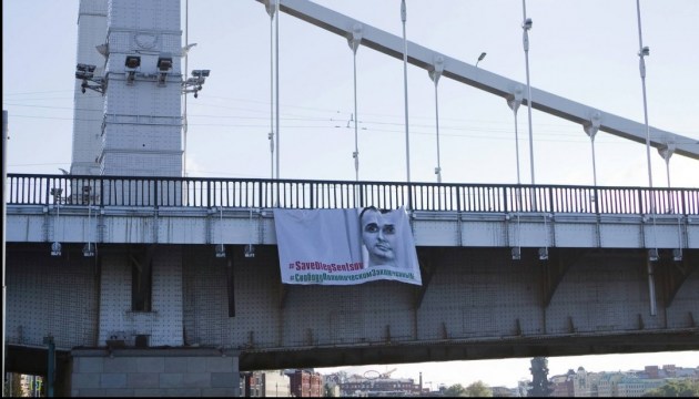 En el centro de Moscú aparece una pancarta 
