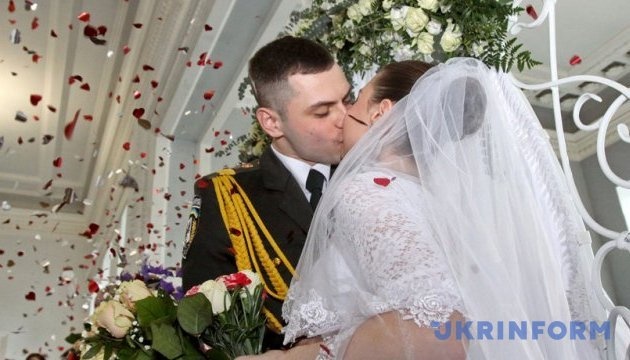 В Україні за пів року зареєстрували майже 69 тисяч шлюбів В Україні за пів року зареєстрували майже 69 тисяч шлюбів