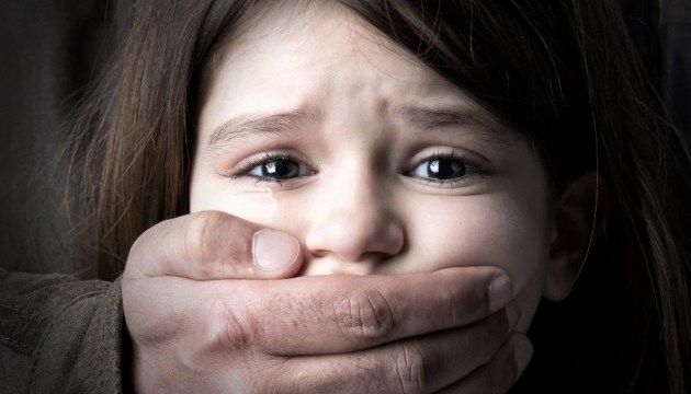 На Київщині затримали педофіла, який знущався з дівчинки на очах у брата