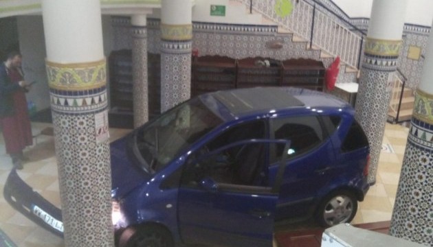 Во Франции автомобиль протаранил мечеть Во Франции автомобиль протаранил мечеть