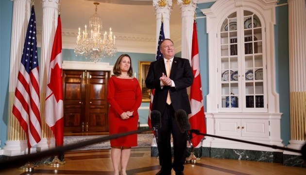 Mike Pompeo y Chrystia Freeland discuten la situación en Ucrania