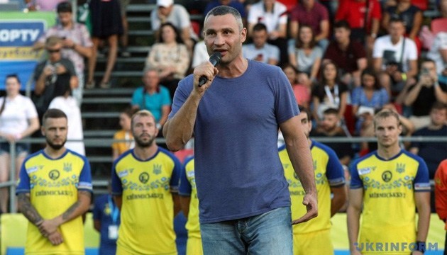 Vitali Klitschko eröffnet Kleinfeld-Fußball Europameisterschaft in Kiew – Foto