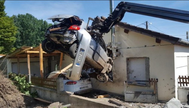 У Франції авто влетіло у вікно будинку