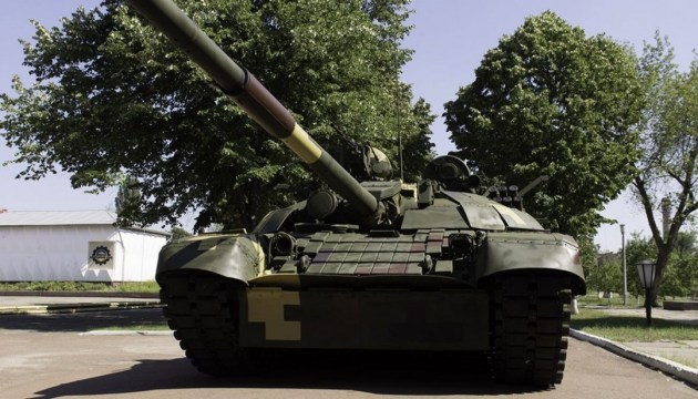 波罗申科展示改造后的T-72AMT坦克的作战能力