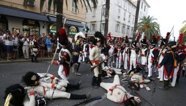 Мода, танці та битви: у Франції відновили епоху Наполеона