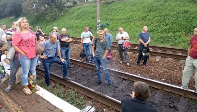 У Львові люди блокували залізничну колію через відсутність місць в електричці У Львові люди блокували залізничну колію через відсутність місць в електричці
