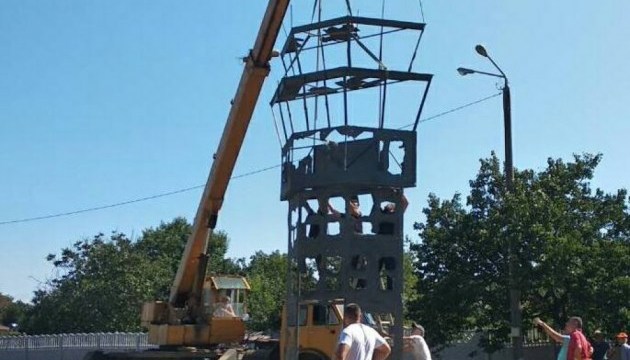 Под Одессой устанавливают памятник в виде башни Донецкого аэропорта Под Одессой устанавливают памятник в виде башни Донецкого аэропорта