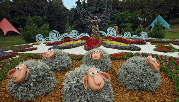 Un parque de flores representando mitos ucranianos se abre en la capital ucraniana (Fotos)