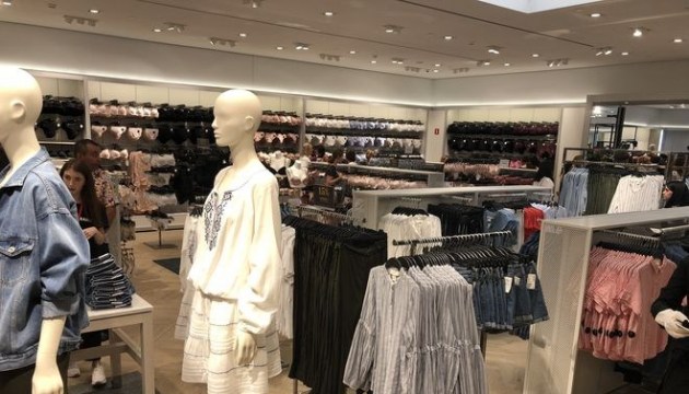Les magasins H&M de Kyiv vont accepter les vêtements usagés ou inutiles 