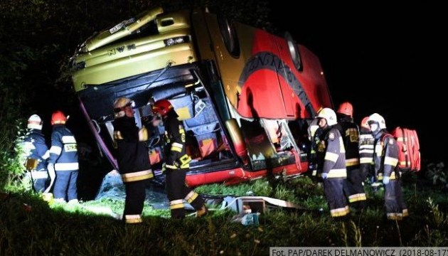 En Pologne, un bus avec des Ukrainiens a basculé dans un terrain en pente, il y a des victimes