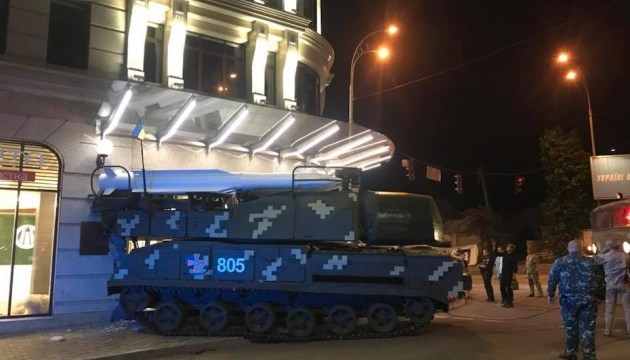 У Києві зенітна установка протаранила бізнес-центр під час репетиції параду