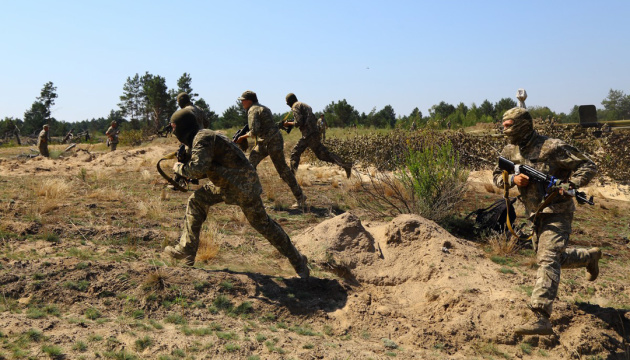 Окупанти гатять зі 120-мм мінометів, поранений український військовий