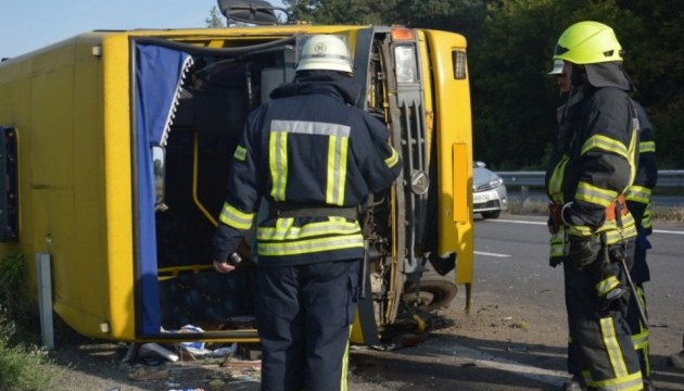 Sixteen injured in truck and bus collision in Dnipropetrovsk region