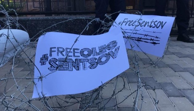 Save Senzow: Solidaritätsaktion vor russischer Botschaft in Kiew - Fotos
