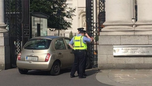 В Ірландії затримали жінку, яка на авто в'їхала у ворота урядового кварталу