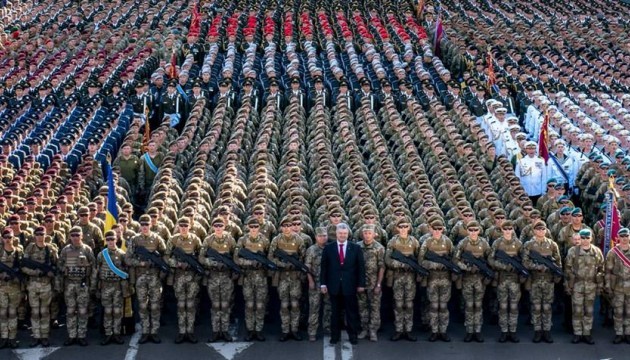 Poroshenko: Saludo militar 