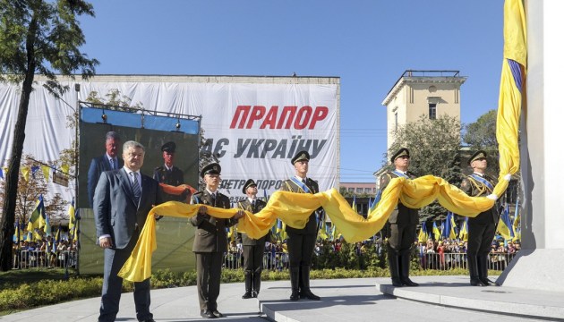 Präsident Poroschenko entschuldigt sich für sein Versprechen über schnelles Kriegsende