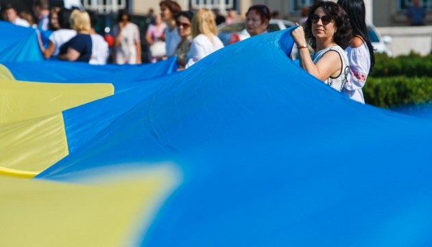 Майже 75% українців не хочуть виїжджати з країни попри війну 