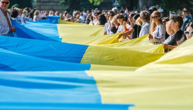 В Ужгороді стометровим стягом з'єднали два береги річки