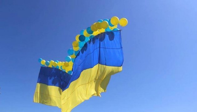 阿夫杰耶夫卡升起巨幅乌克兰国旗