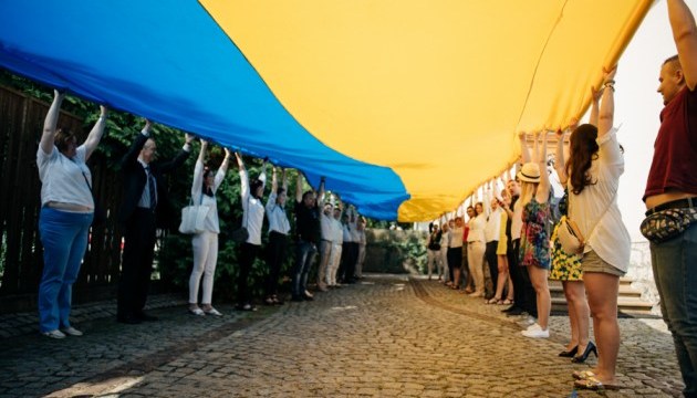 Українці розгорнули жовто-блакитний прапор у Кракові