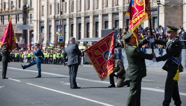 Порошенко на параді вручив нові бойові прапори військовим частинам