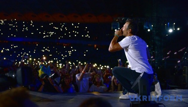 乌克兰摇滚明星和10万名观众表演了乌克兰的国歌