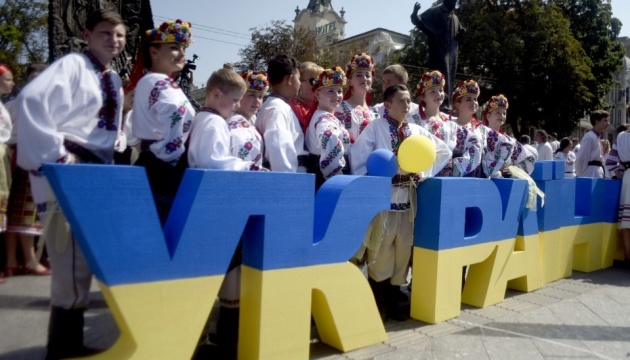 Ukrainians celebrate day of national embroidered shirt