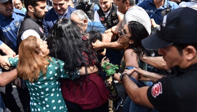 У Стамбулі розігнали учасниць акції «суботніх матерів» 