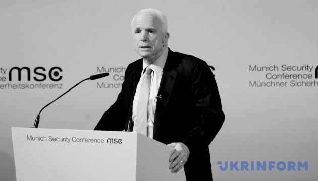 Порошенко висловив співчуття родині Маккейна та всьому американському народу Порошенко висловив співчуття родині Маккейна та всьому американському народу