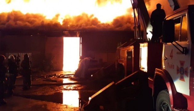 У Львові ліквідували масштабну пожежу на складі