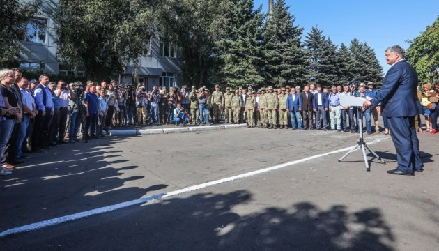 Poroshenko expresa condolencias a la familia de McCain y a todo el pueblo estadounidense 