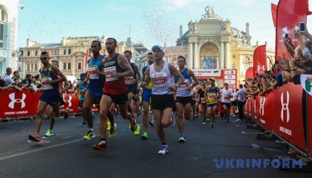 敖德萨举行半程马拉松赛跑