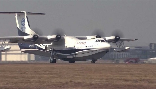 Найбільший у світі літак-амфібія почав водні випробування