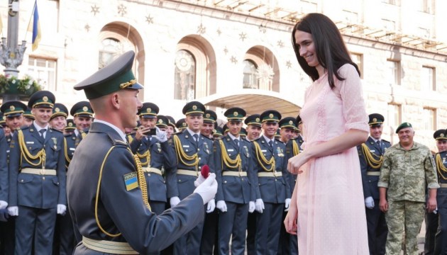 Offizieranwärter macht Heiratsantrag während der Militärparade in Kiew – Fotos, Video