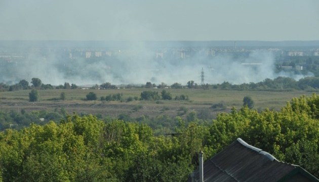 У Сєверодонецьку тліє відстійник “Азоту”: три міста труяться їдким димом