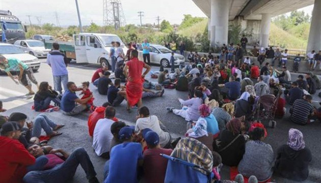 У Греції мігранти на знак протесту перекрили автомагістраль