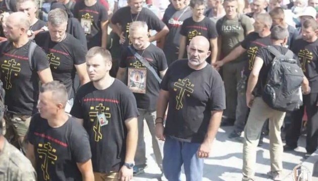 У Почаєві УПЦ МП роздавала футболки з написом “Приготуйтесь до війни”