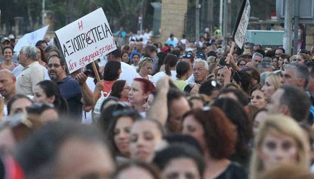 На Кіпрі 12 тисяч вчителів прийшли з протестом до палацу президента