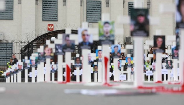 Action ‘Putin, you’ll be held to account for Ilovaisk!’ near Russian embassy in Kyiv. Photos