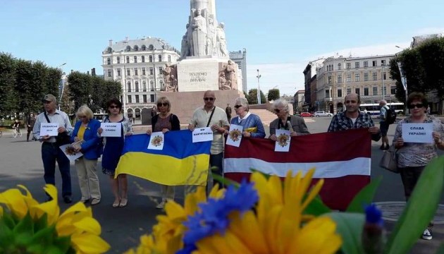 У Ризі вшанували героїв Іловайської трагедії