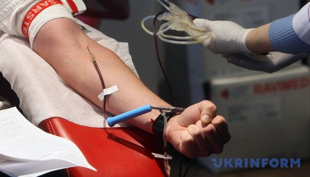 Don du sang : les Ukrainiens se mobilisent pour aider leur armée