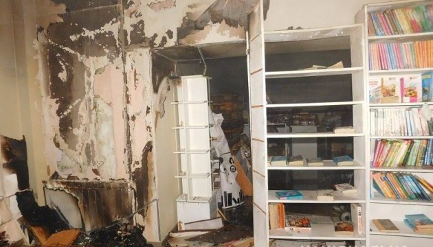 У Києві невідомі пограбували та підпалили книгарню