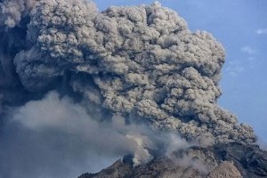 На Філіппінах через виверження вулкана евакуюють сотні людей