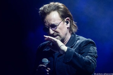 Soliste du groupe U2 Bono en Ukraine : chant dans le métro, visite de Boutcha et d’Irpine