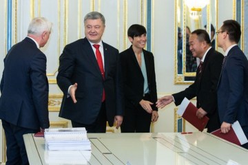 Порошенко запропонував Норвегії взяти шефство над населеним пунктом Донбасу