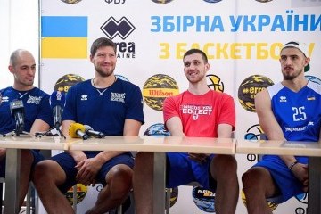 Збірна України провела автограф-сесію перед матчем з Іспанією