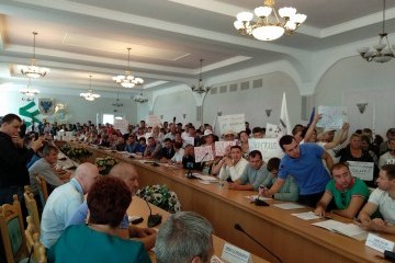 Реформування Укрпошти: у Чернігові діалог з чиновниками переріс у мітинг